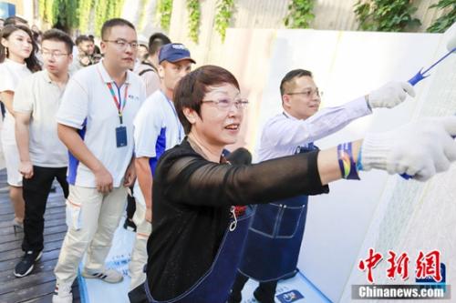 中國涂料工業(yè)協(xié)會會長孫蓮英、阿克蘇諾貝爾中國及北亞區(qū)總裁、阿克蘇諾貝爾裝飾漆中國及北亞業(yè)務(wù)集團(tuán)董事總經(jīng)理郭振華體驗(yàn)多樂士墻面煥新藝術(shù)