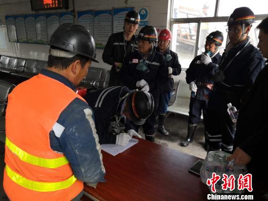 圖為甘肅應(yīng)急管理部門對采礦復(fù)工復(fù)產(chǎn)進行安全檢查。(資料圖)