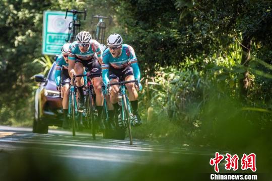 團(tuán)體計(jì)時(shí)賽采用分時(shí)出發(fā)、分別計(jì)算耗時(shí)，再進(jìn)行排名，需要隊(duì)員之間的默契配合來保持高速騎行。 組委會供圖 攝
